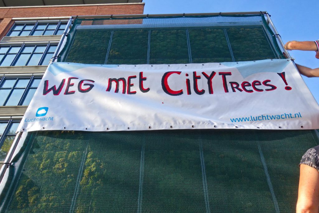 een van de (omvergereden) CityTrees