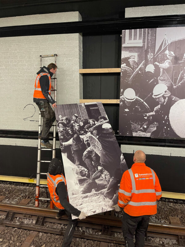 Montage van de drieluiken 'Groeten uit de Nieuwmarkt' tijdens de nachtelijke werkzaamheden. (foto feb. 2023)